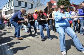 Doug Carter cheers on the women's division winners from Sea Pier. BEN BULKELEY/Boothbay Register