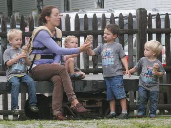 Young Thomas fans take an ice cream break. KEVIN BURNHAM/Boothbay Register