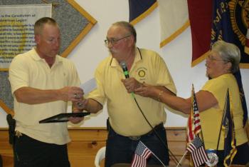 Major Ken Mason of the Lincoln County Sheriff’s Office, is honored by Hometown Heroes organizers Daren and Debbie Graves. KEVIN BURNHAM/Boothbay Register