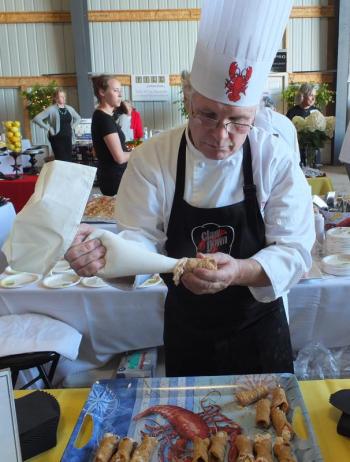 Claw Down Grand Prize Judges Choice Chef Mike Ham of Tugboat Inn & Restaurant prepares his winning “lobster bite.” SUZI THAYER/Boothbay Register Claw Down Grand Prize Judges Choice Chef Mike Ham of Tugboat Inn & Restaurant prepares his winning “lobster bite.” SUZI THAYER/Boothbay Register