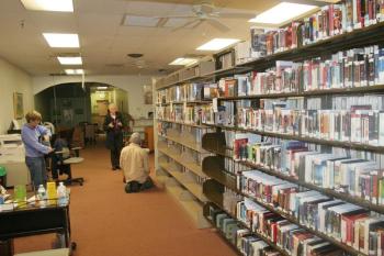 From a laundromat to a library. The Boothbay Harbor Memorial Library has moved some of its more popular content to the former laundromat at the Meadow Mall for the winter while the library building at 4 Oak Street undergoes reconstruction. The library’s programming will continue beginning November 5. However, due to the lack of sufficient space in the mall location, the monthly Literary Luncheons will be held in the Boothbay Harbor Town Office. KEVIN BURNHAM/Boothbay Register