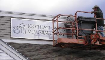 A new sign for the relocated Boothbay Harbor Memorial Library at the Meadow Mall is installed. Courtesy of Tim McFadden