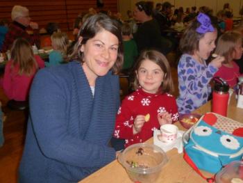 Kate Smith and her daughter Sophia enjoy their packed lunches together. KATRINA CLARK/Boothbay Register
