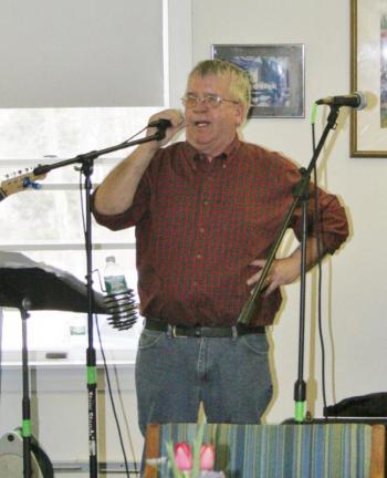 Tom Nickerson thanks everyone for attending the fundraising event. KEVIN BURNHAM/Boothbay Register