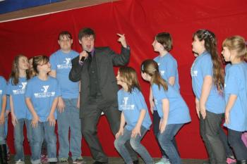 Roosevelt “Robo” Bishop leads the Y-Arts singers in a rendition of “Zip-A-Dee-Doo-Da” before the dinner. KEVIN BURNHAM/Boothbay Register Bishop