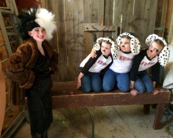 Ellie Hilscher as Cruella De Vil with three of the kidnapped puppies, Jordan Chamness, Emilie Crocker and Molly Shook. Courtesy of Emily Mirabile