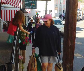EVONNE ADAMS, Gabriel Adams’ daughter, handed out business cards and invited people in to her “daddy’s store.” SUZI THAYER/Boothbay Register