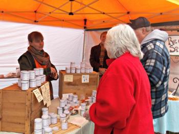 Regina of Regina’s Spices of Portland talks to customers about her mixes at the Fall Foliage Festival. KATRINA CLARK/Boothbay Register