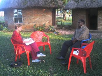 Patty Seybold interviewing Mwalimu Musheshe, the founder of URDT and the African Rural University. Courtesy of Patty Seybold