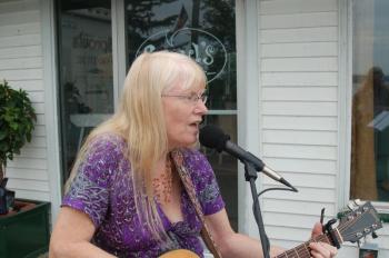 Jan Marie Bacon sings ducky songs. ART MAYERS/Wiscasset Newspaper