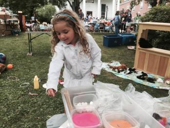 Adrianna Andretta, 4, of Wiscasset picks out materials for a card she is making at a crafts table July 25 at First Congregational Church’s Summerfest. SUSAN JOHNS/Wiscasset Newspaper