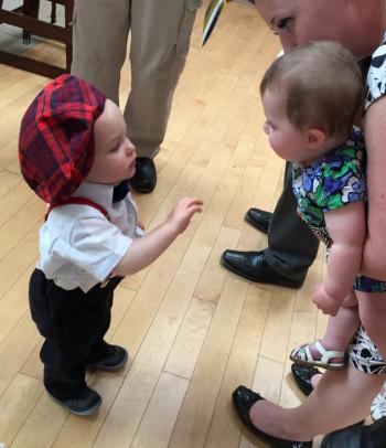 Fifteen-month-old Elliot Roach greets a cousin. SUZI THAYER/Boothbay Register