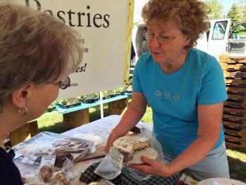Beryl waits on one in the long line of pastry lovers who line up at her stand every Thursday at the Boothbay Farmers’ Market. SUZI THAYER/Boothbay Register