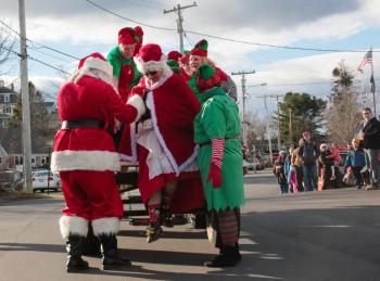 Santa helps Mrs. Claus get off the horse-drawn carriage. DIANE DORBIN/Boothbay Register Harbor Lights 2016