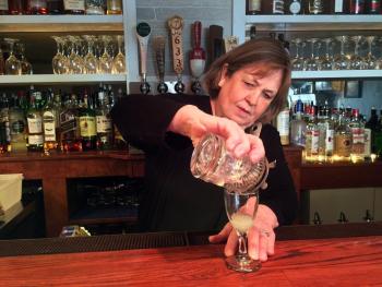 Marilyn Gorneau mixes up an absinthe manhattan. SUZI THAYER/Boothbay Register