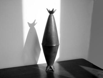 This early footed wine decanter with brown glaze and crown can be seen in the Andersen Design Retrospective at Studio 53. Courtesy of Mackenzie Andersen Weston & Brenda Andersen