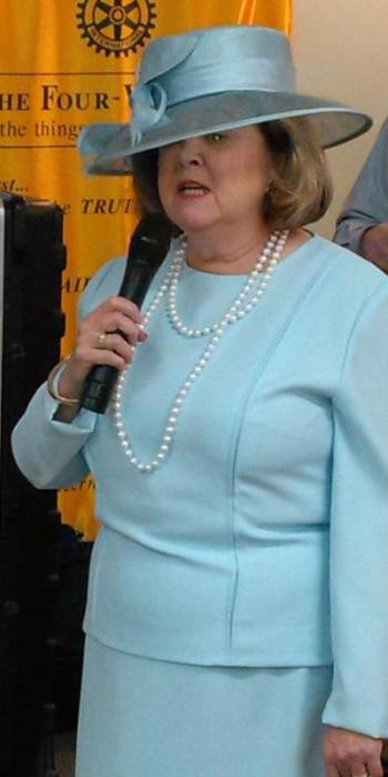 Pam Utley sings “My Old Kentucky Home.” JANE CARPENTER/Boothbay Register
