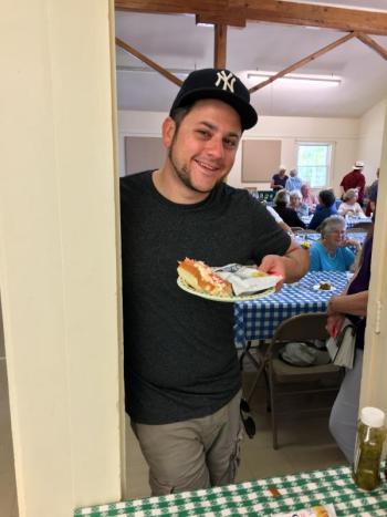 Karl Schneider, from New Jersey, picks up lunch for him and “the missus.” He has been coming to Southport every summer since he was a kid. SUZI THAYER/Boothbay Register