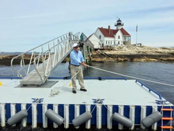Innkeeper Mark Zinkiewicz helps out at the boat landing. SUZI THAYER/Boothbay Register