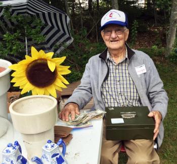 George Hamilton, “without the tan and the money,” was in charge of items at the yard sale outside the church. SUZI THAYER/Boothbay Register