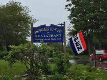 Smuggler’s Cove Inn’s sign on Ocean Point Road in East Boothbay. SUZI THAYER/Boothbay Register