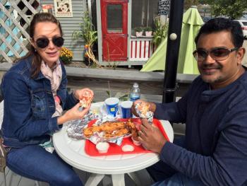 An Atlanta couple enjoy Red’s lobster rolls for the first time. SUZI THAYER/Boothbay Register