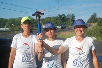 Hastakamala Diaz, Sweta and Saranyu Pearson complete Thursday’s run in Waldoboro. ART MAYERS/Wiscasset Newspaper