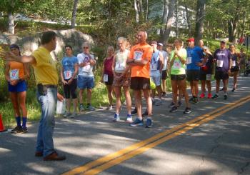Rob Whitney starts the runners. ART MAYERS/Wiscasset Newspaper
