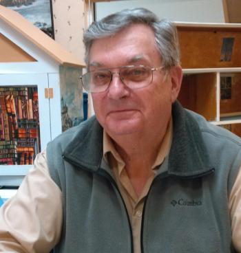 Wells Moore operates the area’s free newspaper reading service with his wife, Mollie. The couple live in Southport. JANE CARPENTER/Boothbay Register