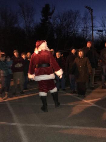 Santa backs up the sing-along. KELLIE BIGOS/Boothbay Register