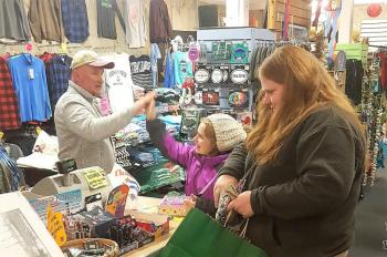 Smiling Cow owner Mark Gimbel and a young girl exchange a high-five during Men’s Night. STEVE EDWARDS/Boothbay Register