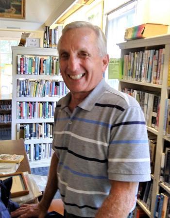 Ken Gloss, owner of Brattle Book Shop and appraiser for PBS’ “Antiques Roadshow” meets a crowd at Boothbay Harbor Memorial Library on Thursday, Aug. 22. JANE CARPENTER/Boothbay Register
