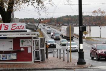 Cars stop as the signal at Water Street and Route 1 turns red for Route 1 traffic. GINA HAMILTON/Wiscasset Newspaper
