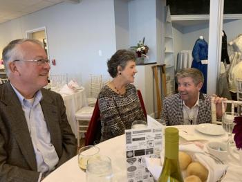 Alna’s Michael and Laura Chaney chat with Joe Zoellers, who co-chaired the event with Kerry Cushing. SUSAN JOHNS/Wiscasset Newspaper