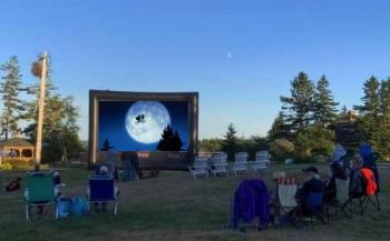 100 masked, socially distanced “E.T.: Extra Terrestrial” fans on blankets and in chairs on the lawn of Newagen Seaside Inn Aug. 28. Erin Stodder photo