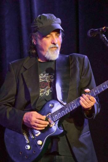 Steve Jones on lead guitar. Peter Southwick photo Steve Jones - Boneheads Peter Southwick photo