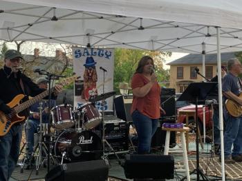 Salty Dogs performs on Wiscasset common. SUSAN JOHNS/Wiscasset Newspaper