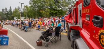 A large crowd at the auction. Mike Leonard photo