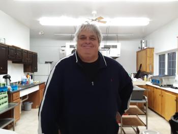 Ralph Smith in the Post kitchen just before the dinner begins. JANE CARPENTER/Boothbay Register