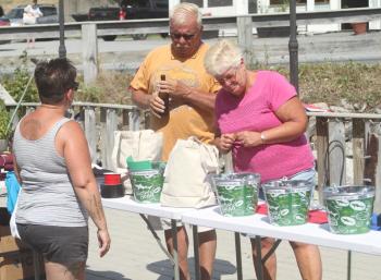 Making a bid. STEVE EDWARDS/Boothbay Register