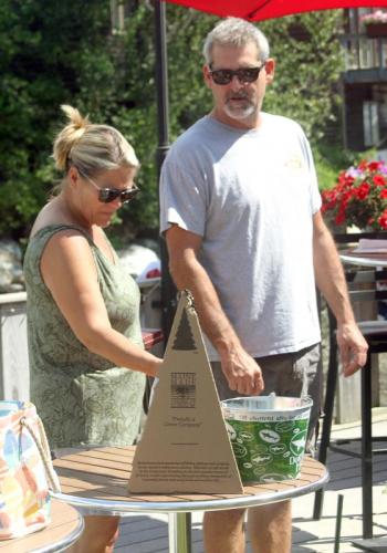 Sarah and Glenn Hyson make a bid. STEVE EDWARDS/Boothbay Register