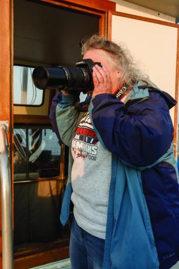 Getting a good shot. Mike Leonard photo (www.phototourismbymike.com)