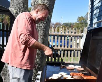 Steve “the Grillmaster” Reynolds. LISA KRISTOFF/Boothbay Register