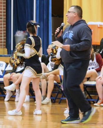Announcer Dennis Dacus. STEVE EDWARDS/Boothbay Register