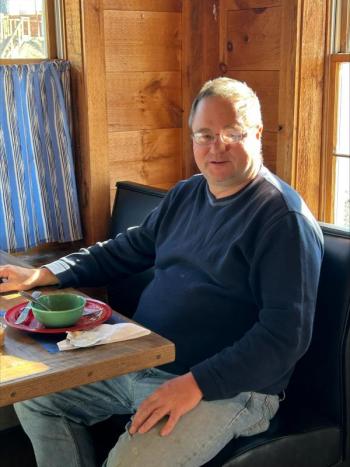 Register reporter Bill Pearson finishes his meal. Jen Mitchell photo
