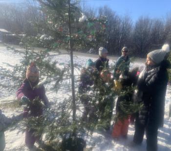 Edgecomb Eddy School students along with Center for Teaching and Learning and Edgecomb Community Church participated in this year’s Charlie Brown Christmas Tree Decorating competition. BILL PEARSON/Boothbay Register