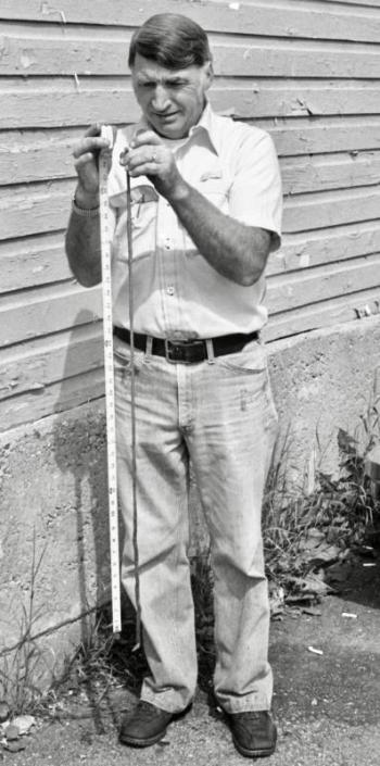 One September morning in 1981, Fred Peaslee said he had one of the largest bloodworms he’d even seen and wanted me to take a picture of it. Fred is shown here outside his bait shop on Railroad Avenue holding a tape measure in one hand and the grand-daddy of a worm in the other. “Relaxed,” the worm measured 40 inches! PHIL DI VECE photo