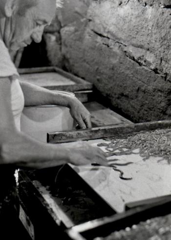 A wormer counts his bloodworms in the S & P Bait Shop. PHIL DI VECE photo