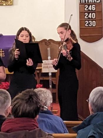 Violinist Karen Higgins performs "Christmas Canon.” CANDI JONETH/Boothbay Register CANDI JONETH/Boothbay Register