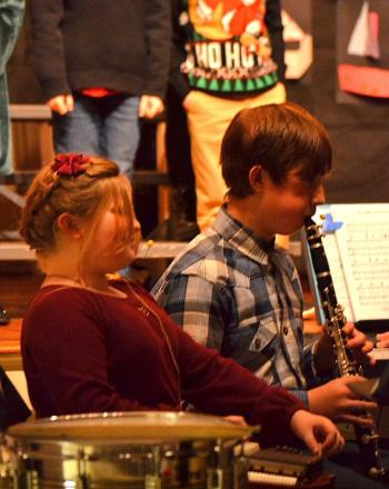 Aurora Wallace plays the autoharp and Ryder Baker plays the clarinet. KEVIN BURNHAM/Boothbay Register